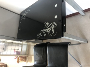 沒用過幾次的餐桌，100乘60的，兩邊可以打開就是1米??1米