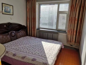 采光好兩室一廳4樓拎包入住一年8000包含暖氣費(fèi)