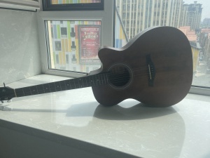 吉他低價(jià)出售199跟新的一樣咖啡色weibo弦距低適合新手