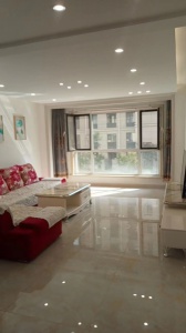 自家房屋出租，泰德觀塘，下樓就是海龍湖公園，景色優(yōu)美，空氣清新，每年2萬，包括取暖費、物業(yè)費。在內(nèi)。有意者聯(lián)系131 9616 5877