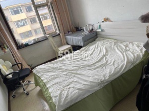 合租只限女生 暫時還有兩個多月到期五百塊錢一個月 包水電網(wǎng)費 以后可換房或者繼續(xù)租再商議