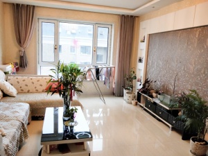 出租城市經(jīng)典精裝修步梯六樓，家具家電齊全