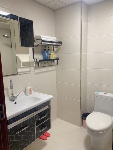 出租華府3樓，95平米家具家電齊全，領(lǐng)包入住