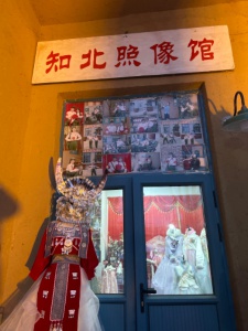 招化妝師2名，帶薪化妝助理3名