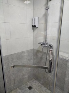 鑫港公寓49平，精裝，一室一廳一衛(wèi).雙電梯8樓，戶型板正，窗戶正對廣場月租金1300年付，可小議，包取暖物業(yè)寬帶，出租中，6月28到期