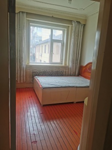 新華小學(xué)沿河小區(qū)房屋出租，有電視，冰箱，洗衣機(jī)，油煙機(jī)，使用面積81平方，3三室一廳