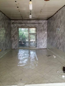 新城花園旁邊小市場附近有一平房出售，價格面議，54平方米，房前房后有園子，小市場有攤位可以賣東西。 15114321213 薛女士