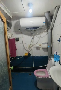 個(gè)人房屋出租出售，60多平方，采光好，南北通透，在步行街附近4樓年租12000包取暖，聯(lián)系電話1331476941。