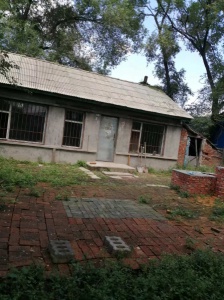 新城花園旁邊小市場(chǎng)附近有一平房出售，價(jià)格面議，54平方米，房前房后有園子，小市場(chǎng)有攤位可以賣東西。 15114321213 薛女士