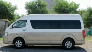 15座旅游商務(wù)承接各種長途旅行用車。